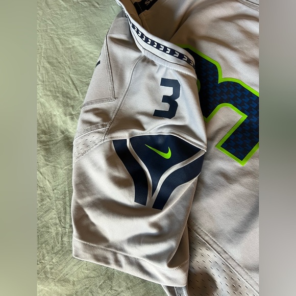 Woman’s NFL Nike fitted Seahawk Jersey number 3 Wilson collector jersey Large - Picture 10 of 12